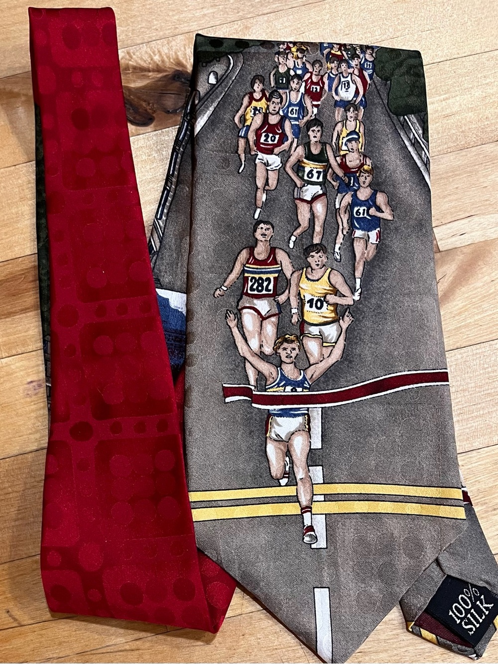 VTG 100% silk marathon runners necktie by Meeting Street.Marathon at finish line